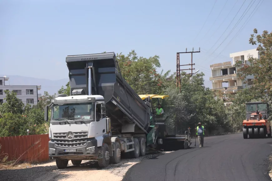 Hatay Büyükşehir Belediyesi Defne’de 4 kilometrelik yol yenileme çalışmasını sürdürüyor