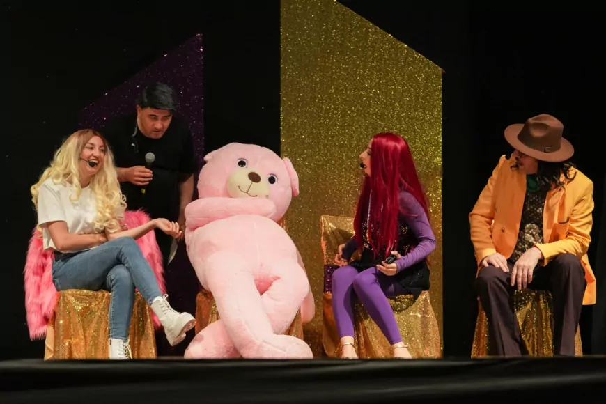 Trabzon Büyükşehir Belediyesi Şehir Tiyatrosu'nun ‘Ünlü Show’ Oyunu Akçaabat'ta Yoğun İlgi Gördü, Turne Beşikdüzü'nde Devam Ediyor