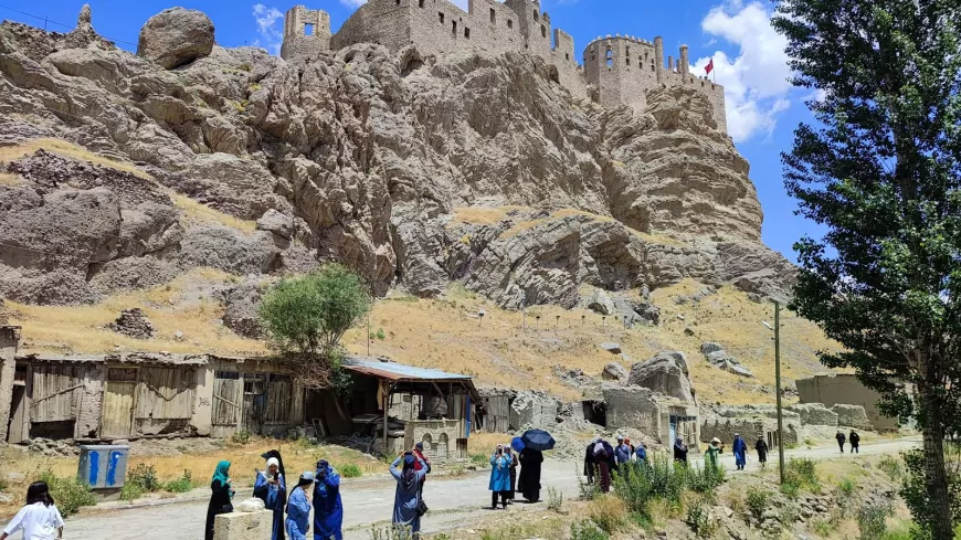 Van Büyükşehir Belediyesi 65 Yaş Üstü Vatandaşları Tarihi ve Doğal Güzelliklerle Buluşturmaya Devam Ediyor