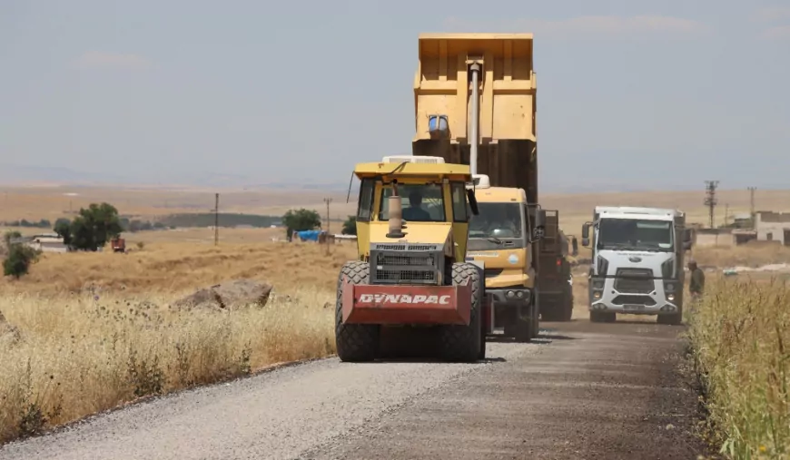Şanlıurfa Büyükşehir Belediyesi Siverek'te 13 Kilometrelik Kırsal Yol Güzergahını Sathi Asfalt Kaplama Çalışmasıyla Yeniliyor