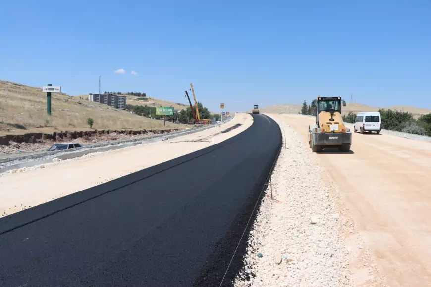 Şanlıurfa Büyükşehir Belediyesi Evren Sanayi Sitesi Katlı Köprülü Kavşak Projesi'nde sıcak asfalt serimi aralıksız sürüyor