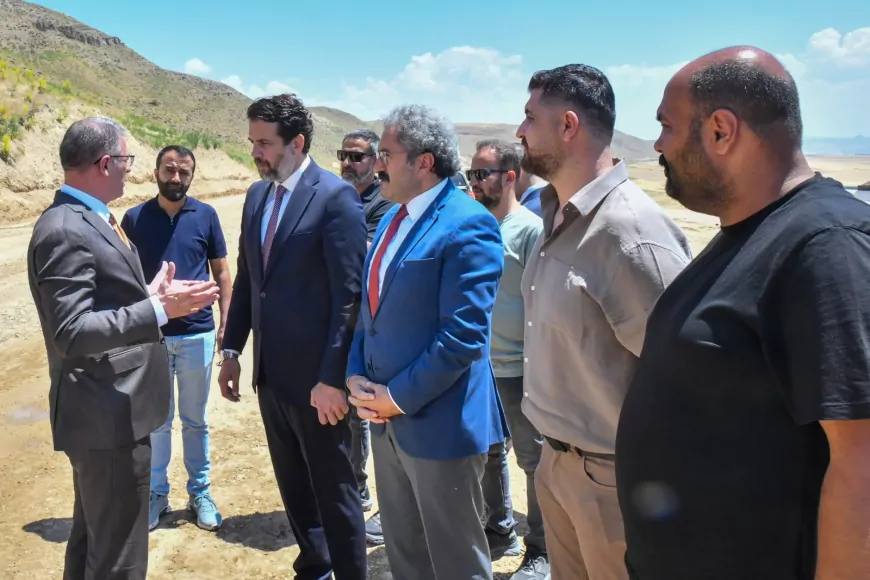 Van Büyükşehir Belediyesi Van Gölü Sahil Yolu Projesi'nin Çitören-Mollakasım Etabındaki Çalışmalarını Aralıksız Sürdürüyor