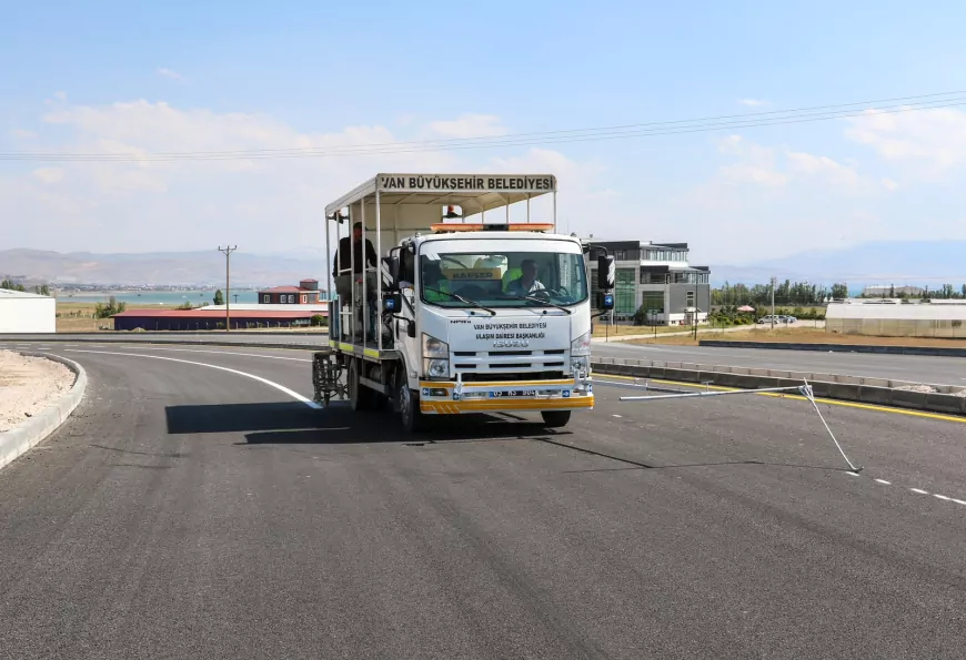 Van Büyükşehir Belediyesi Van Gölü Sahil Yolu'nun 4. Etabında Yol Çizgi Çalışmalarını Sürdürüyor
