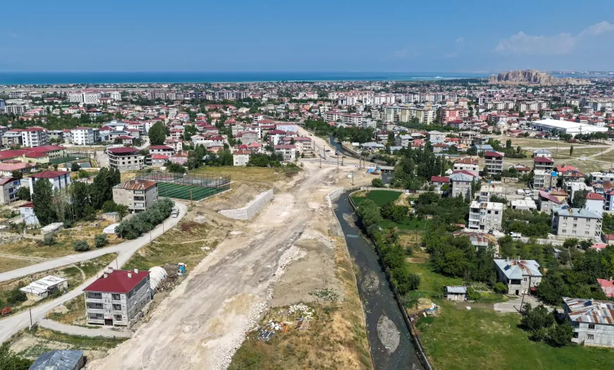 Van Büyükşehir Belediyesi Gölardı Caddesi 2. Etap Çalışmalarında Kaçak Yapıların Yıkımına Başladı