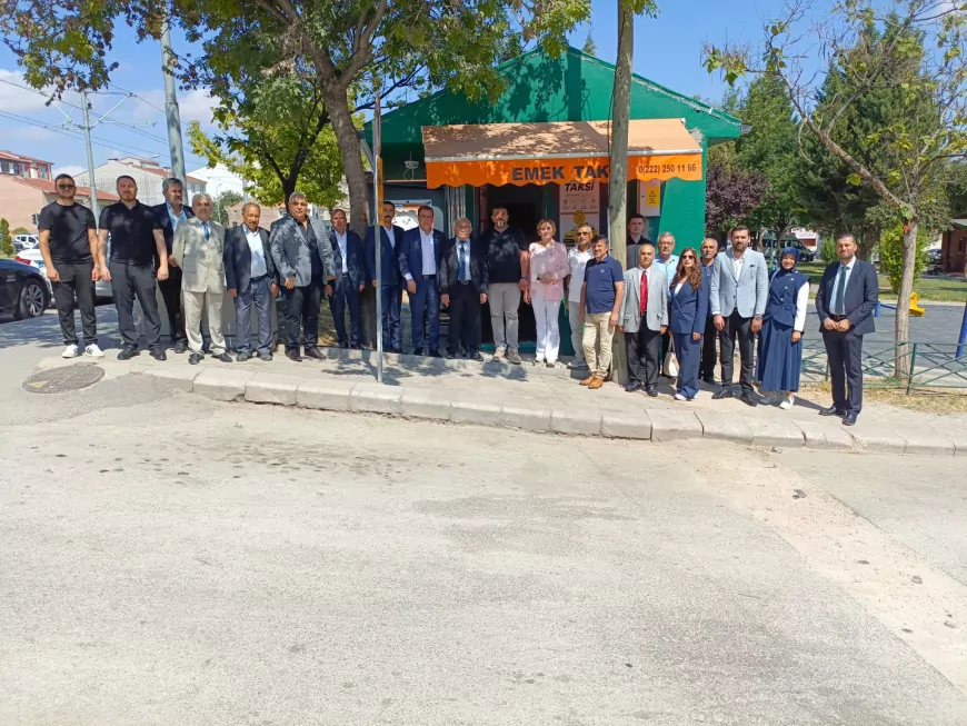 Milliyetçi Hareket Partisi Eskişehir İl Başkanı Ayhan Sezer taksici esnafının talep ve önerilerini dinledi