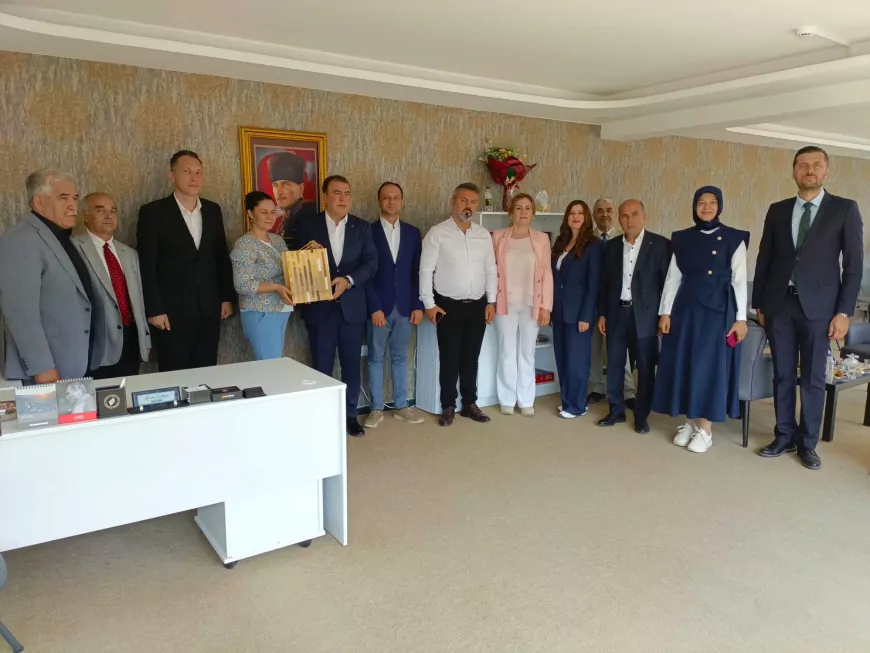 Milliyetçi Hareket Partisi Eskişehir İl Başkanı Ayhan Sezer Aşina Koleji'ni ziyaret ederek eğitim çalışmaları hakkında bilgi aldı
