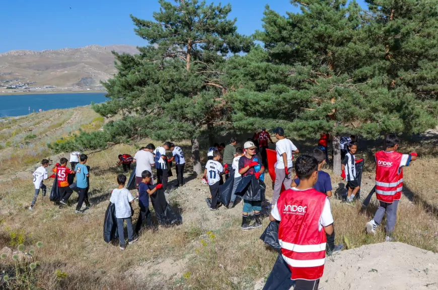 Van Büyükşehir Belediyesi Toprakkale Ormanlık Alanında Çevre Temizliği Gerçekleştirdi
