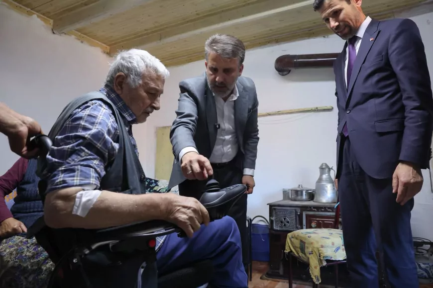 Bursa Büyükşehir Belediyesi Başkan Vekili Şahin Biba: “Ali amcamıza verdiğimiz sözü yerine getirerek akülü tekerlekli sandalyesini teslim ettik”