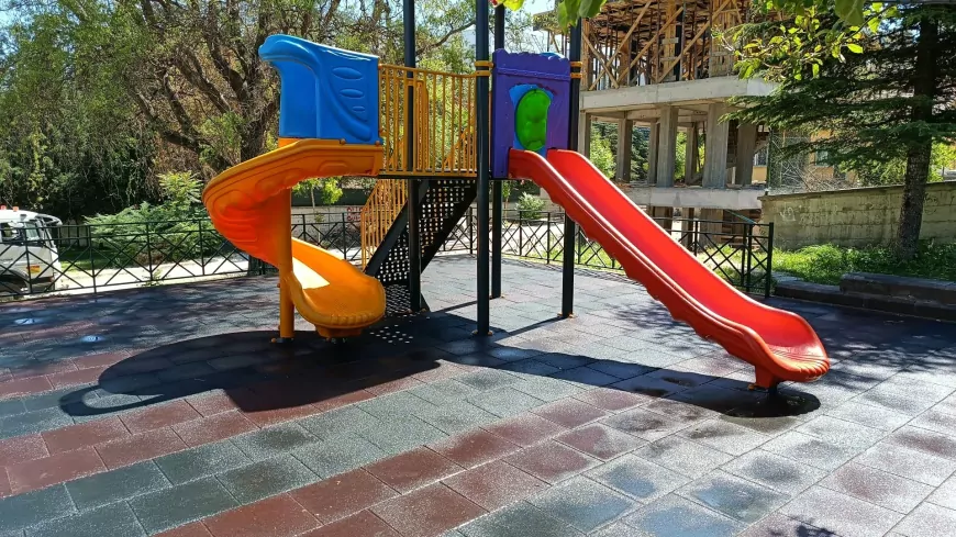Odunpazarı Belediyesi çocuk oyun parkına dökülen yanık yağı saatler içinde temizleyerek parkı yeniden kullanıma açtı