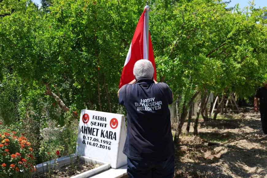 Hatay Büyükşehir Belediyesi 15 Temmuz öncesinde il genelindeki şehitliklerde bakım ve bayrak yenileme çalışmalarını tamamladı