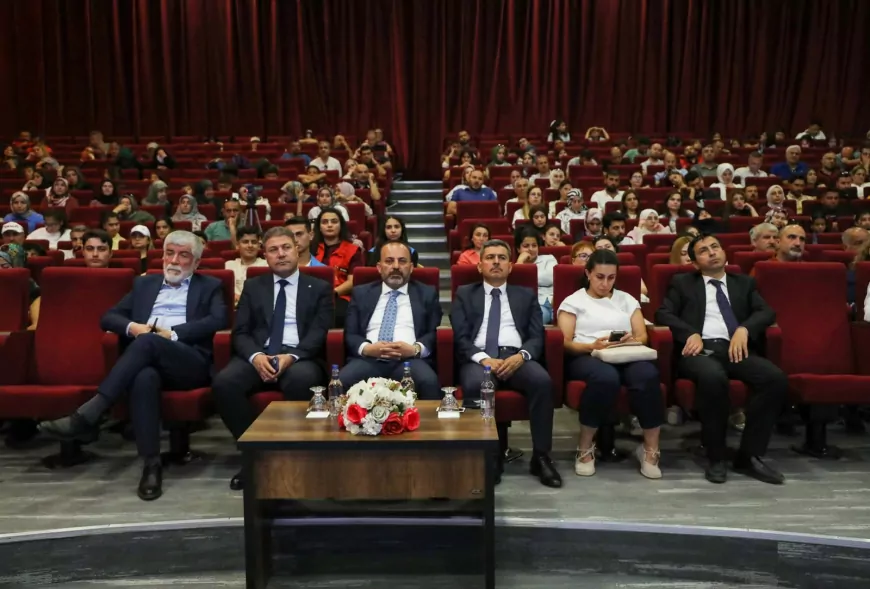 Van Büyükşehir Belediyesi Ev Sahipliğinde Düzenlenen Konferansta Malazgirt Savaş Alanına İlişkin Yeni Bilimsel Bulgular Paylaşıldı