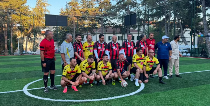 AK Parti Eskişehir İl Başkanı Gürhan Albayrak ve MHP Eskişehir İl Başkanı Ayhan Sezer ALF Arena Halı Saha Spor Tesisleri'nin açılışında dostluk maçında buluştu