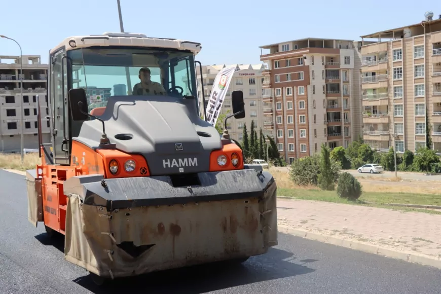 Şanlıurfa Büyükşehir Belediyesi Akbayır Mahallesi’nde sıcak asfalt çalışmalarını aralıksız sürdürüyor
