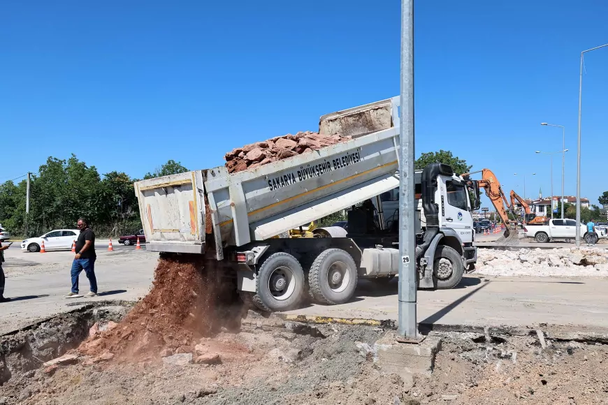 Sakarya Büyükşehir Belediyesi Eski Kipa Kavşağı’nı yeni duble yol bağlantısı için modern ulaşım düzenine hazırlıyor