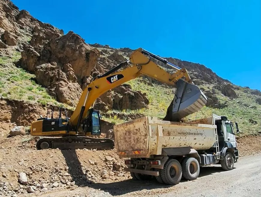 Van Büyükşehir Belediyesi kırsal mahallelerde yol ve altyapı çalışmalarını aralıksız sürdürüyor