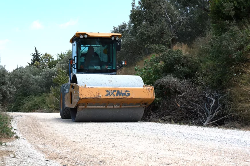 Hatay Büyükşehir Belediyesi Defne Döver Mahallesi'nde 2 bin 300 metrelik yolun sathi kaplama çalışmalarını başlattı