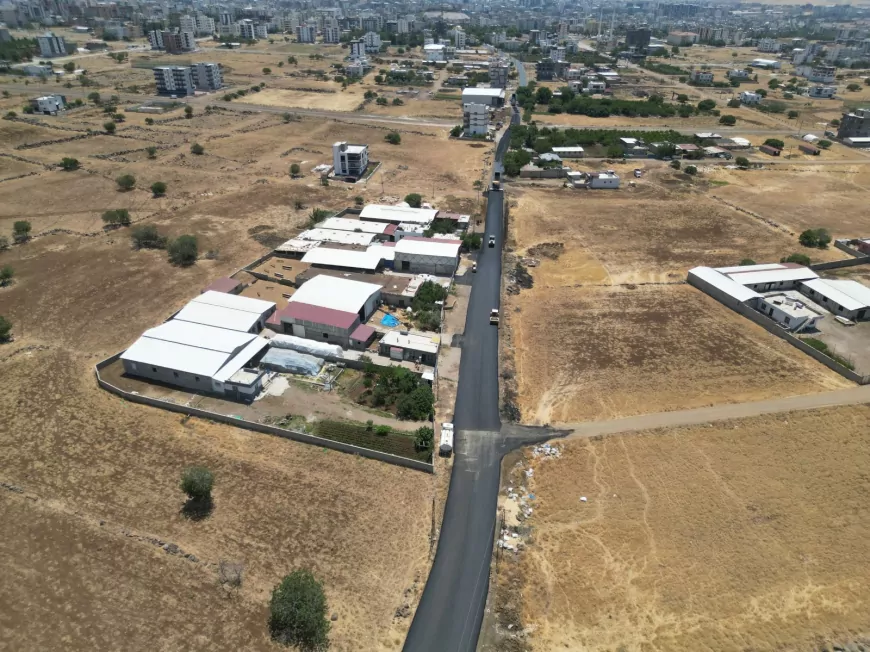 Şanlıurfa Büyükşehir Belediyesi Siverek Hayvan Pazarı'nın 3 kilometrelik yolunu asfaltlayarak ulaşımı güçlendirdi