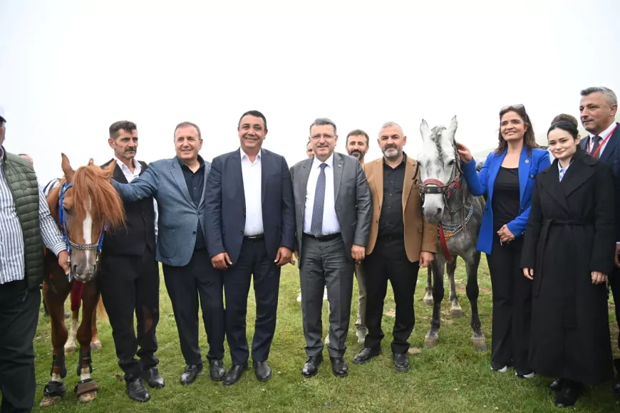 Trabzon Büyükşehir Belediye Başkanı Ahmet Metin Genç: “Trabzon ve Gümüşhane birliğini her yıl Taşköprü’de tüm dünyaya göstermeliyiz”