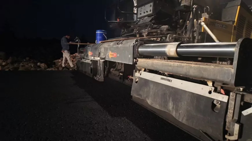 Şanlıurfa Büyükşehir Belediyesi Bozova-OSB Grup Yolunda Gece Mesaisiyle Sıcak Asfalt Çalışmalarını Sürdürüyor