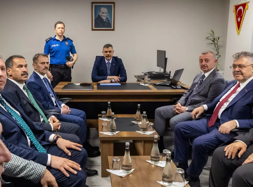 İçişleri Bakanı Mustafa Çiftçi, Kocaeli Büyükşehir Belediyesi'nin vizyon projelerini yerinde inceleyerek gençlerle bir araya geldi