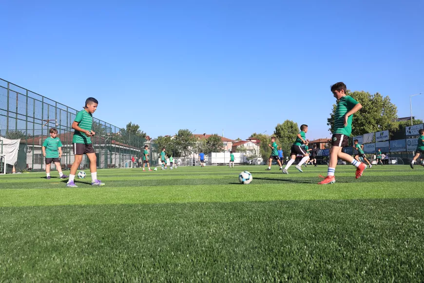 Sakarya Büyükşehir Belediyesi Harmanlıkspor Sahası'nın zeminini yeniledi, genç sporcular ilk antrenmanını modern sentetik çimde gerçekleştirdi