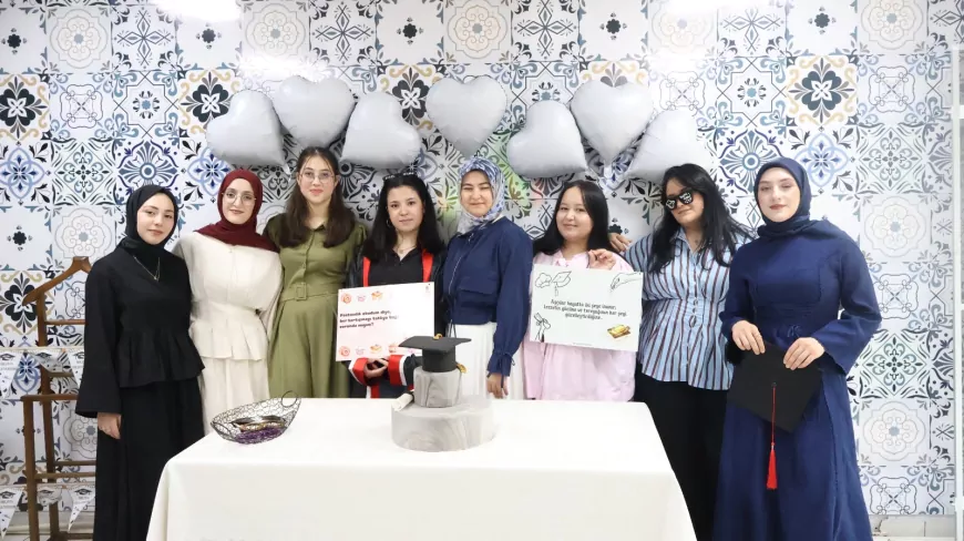 Kocaeli Büyükşehir Belediyesi Beyaz Kalpler Eğitim ve Gelişim Merkezi’nde pastacılık ve aşçılık eğitimini tamamlayan gençler mezuniyet sevinci yaşadı