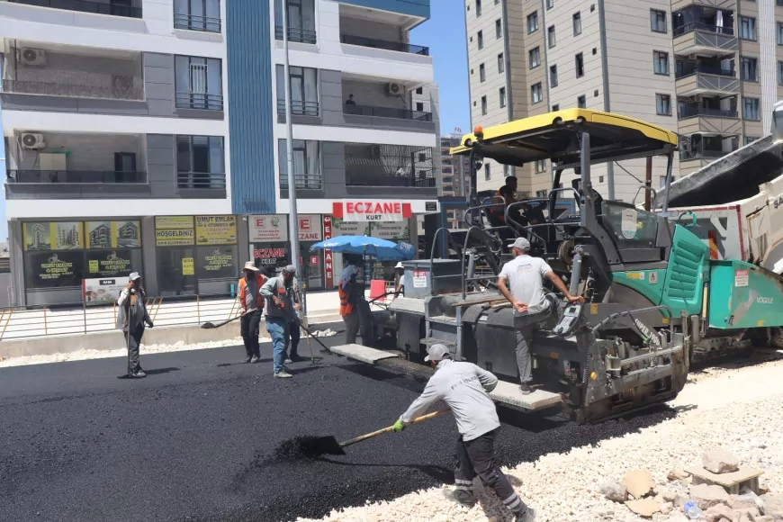 Şanlıurfa Büyükşehir Belediyesi Seyrantepe Mahallesi'nde 250 metrelik yeni yolu sıcak asfaltla hizmete hazırlıyor