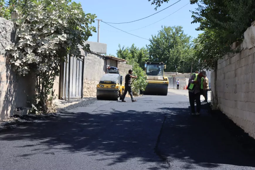 Şanlıurfa Büyükşehir Belediyesi Hilvan’da yaklaşık 6 kilometrelik sıcak asfalt çalışmasını sürdürüyor