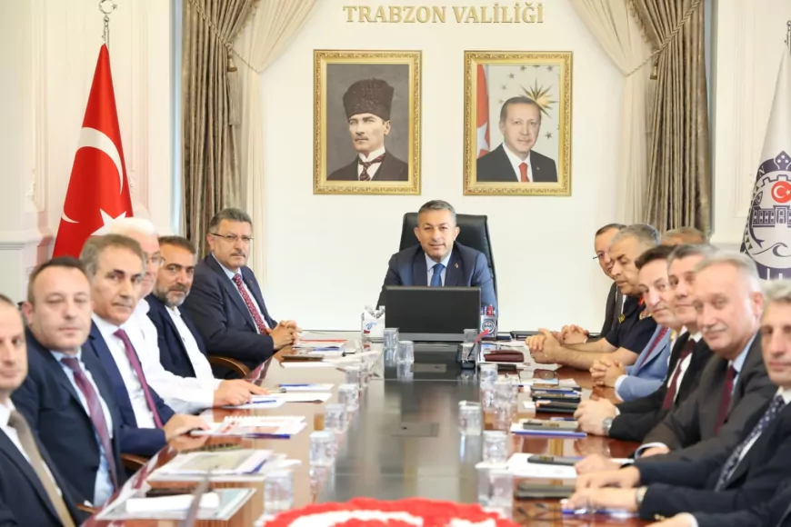 Trabzon Büyükşehir Belediye Başkanı Ahmet Metin Genç, “Şehir Trafik Güvenliği” toplantısında sezon öncesi ulaşım önlemlerini değerlendirdi
