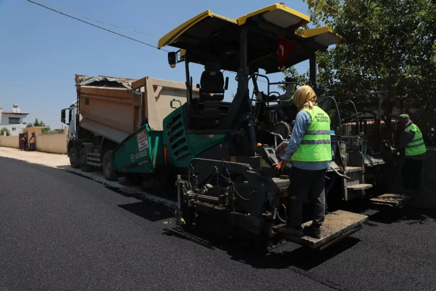 Hatay Büyükşehir Belediyesi Hassa Yolçatı Mahallesi'nde asfalt serim çalışmalarını aralıksız sürdürüyor