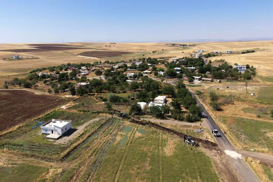 Diyarbakır Büyükşehir Belediyesi DİSKİ Genel Müdürlüğü Sayarlar Mahallesi’nde 3,5 kilometrelik atık su altyapısını yenilerken Aktepe Mezrası’nı ilk kez kanalizasyon hizmetine kavuşturdu