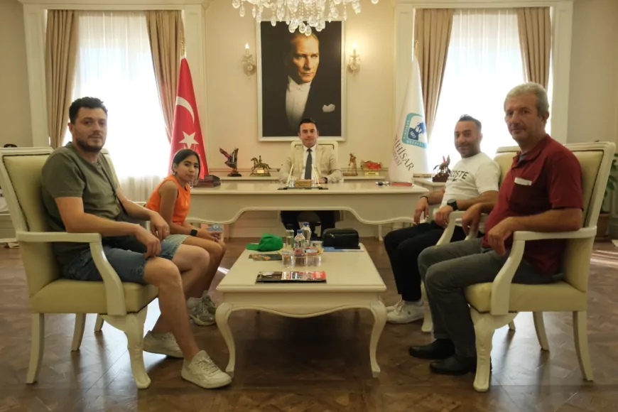 Yenilik Partisi Eskişehir İl Başkanı Serkan Ortatepe, Sivrihisar Belediye Başkanı Habil Dökmeci'yi ziyaret etti