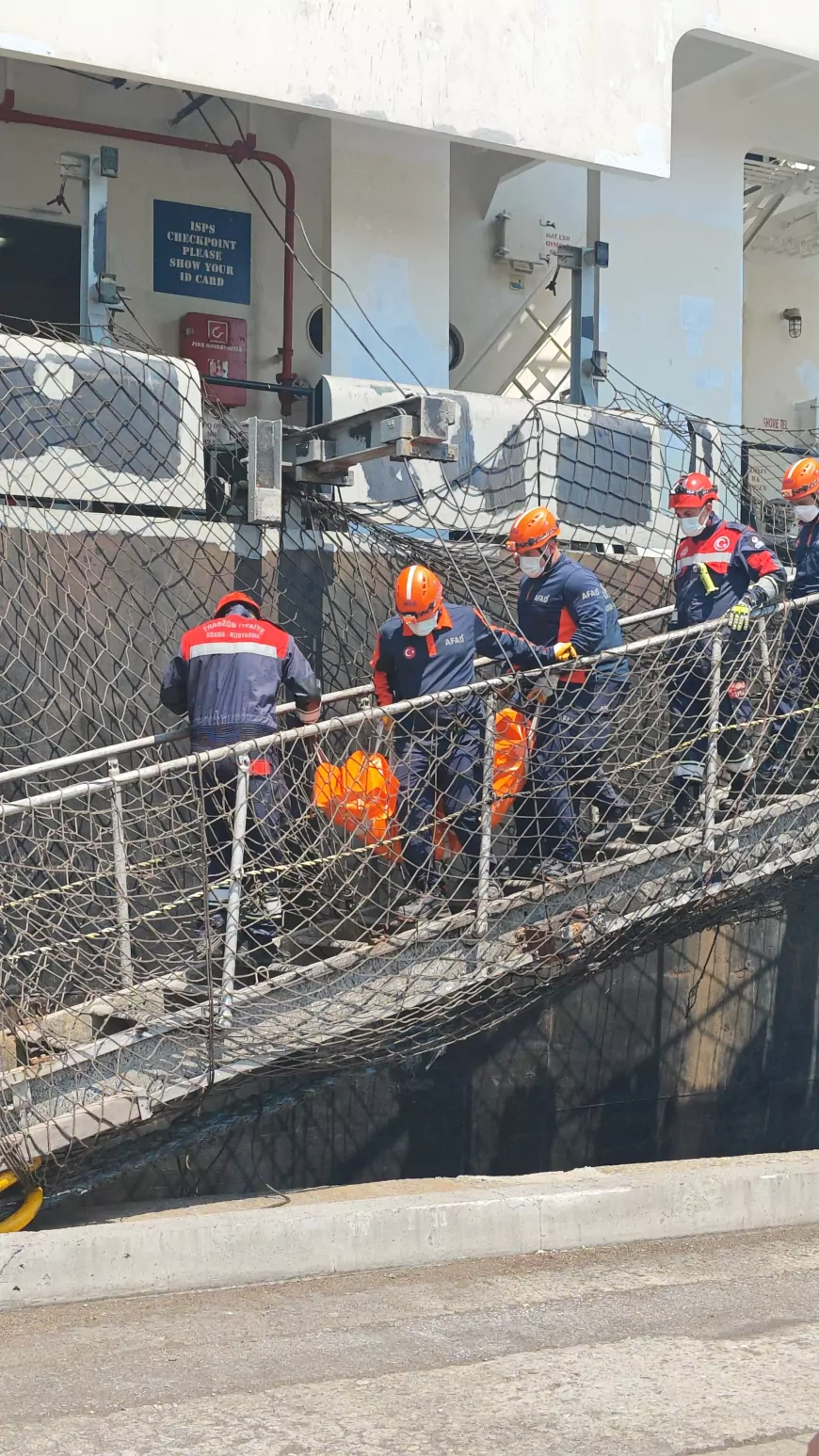 Trabzon Limanı'na Ulaşan İHA Saldırısına Uğrayan MV Reyhan Sarı Gemisinde Yaşamını Yitiren Denizcinin Cenazesi Enkazdan Çıkarıldı