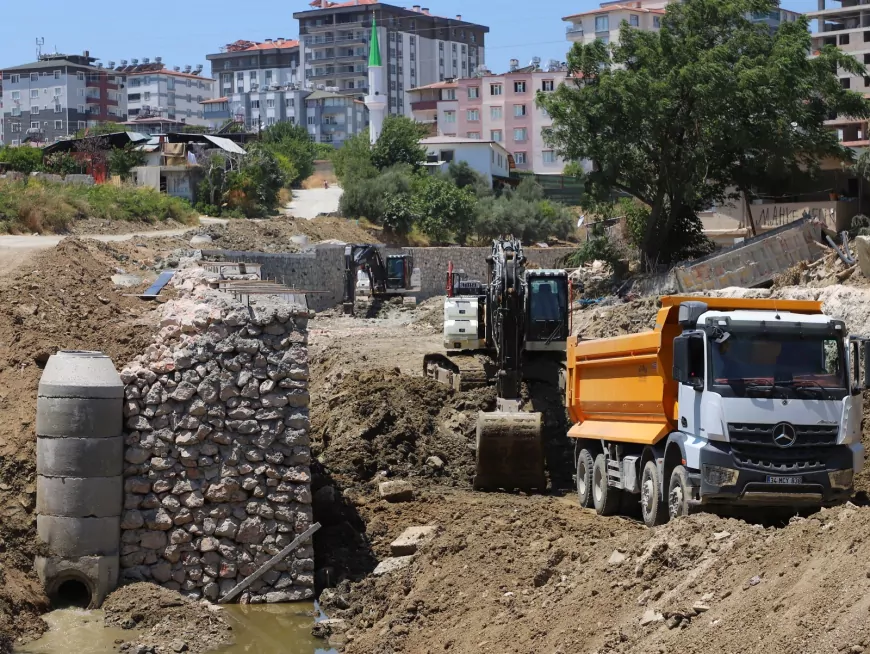 Hatay Büyükşehir Belediyesi Asi Taşkın Koruma Projesi kapsamında HATSU koordinasyonunda altyapı ve dere ıslahı çalışmaları sürüyor