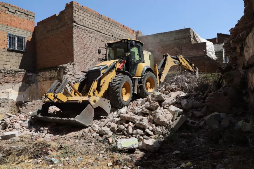 Diyarbakır Büyükşehir Belediyesi ve Bağlar Belediyesi Muradiye Mahallesi’nde Risk Oluşturan Metruk Yapıları Kontrollü Şekilde Yıkıyor