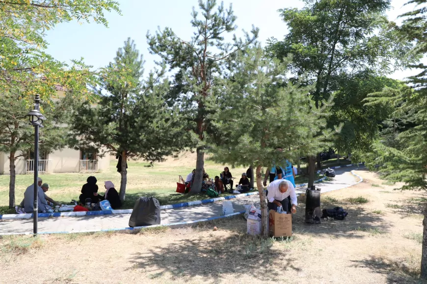 Van Büyükşehir Belediyesi yaşlı bireyleri Van Gölü kıyısında doğayla buluşturdu