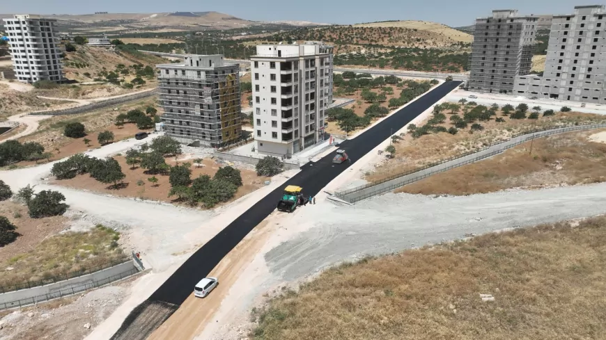 Şanlıurfa Büyükşehir Belediyesi Batıkent'te 4087 Cadde'yi sıcak asfaltla yenileyerek Azerbaycan Bulvarı'na alternatif güzergâh oluşturuyor