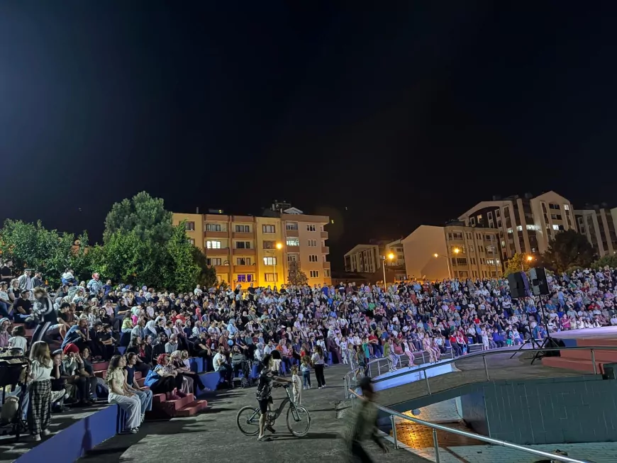 Trabzon Büyükşehir Belediyesi Şehir Tiyatrosu'nun "Ünlü Show" Turnesi 11 İlçede Binlerce Sanatseverle Buluştu