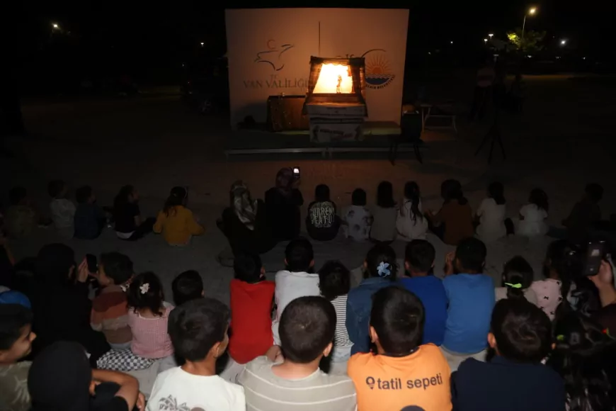 Van Büyükşehir Belediyesi Çocuk Şenlikleriyle Yaz Akşamlarında Minikleri Eğlenceyle Buluşturuyor