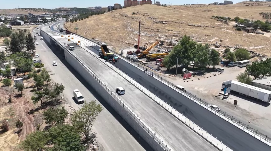 Şanlıurfa Büyükşehir Belediyesi Evren Sanayi Sitesi Katlı Köprülü Kavşak Projesi'nde sıcak asfalt çalışmaları hız kesmeden sürüyor