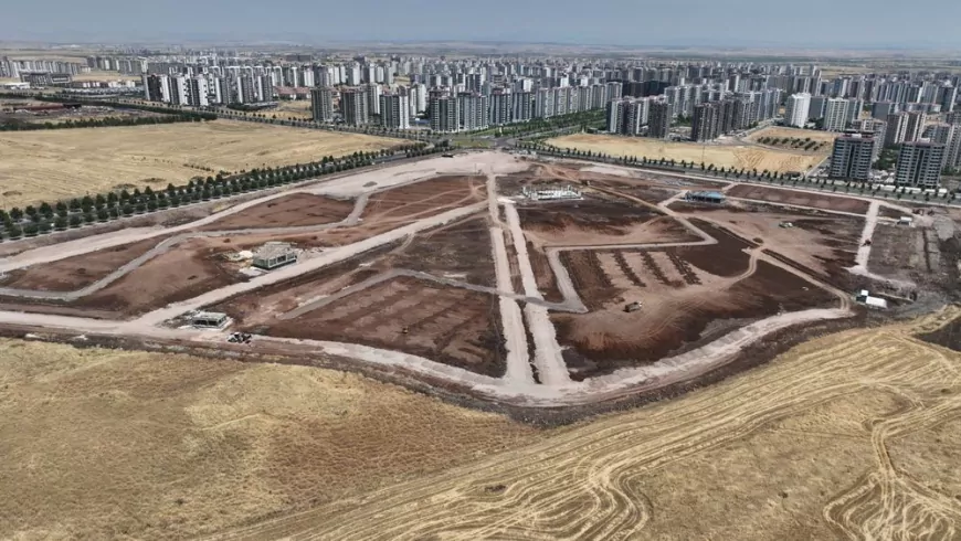 Diyarbakır Büyükşehir Belediyesi Mezopotamya Kent Parkı’nda altyapı ve üstyapı çalışmaları eş zamanlı ilerliyor