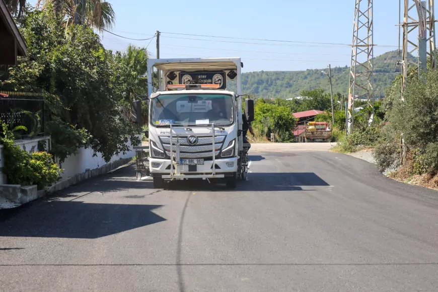 Hatay Büyükşehir Belediyesi Samandağ Yaylıca Mahallesi’nde 1500 Metrelik Okul Yolunu Beton Asfaltla Yeniledi