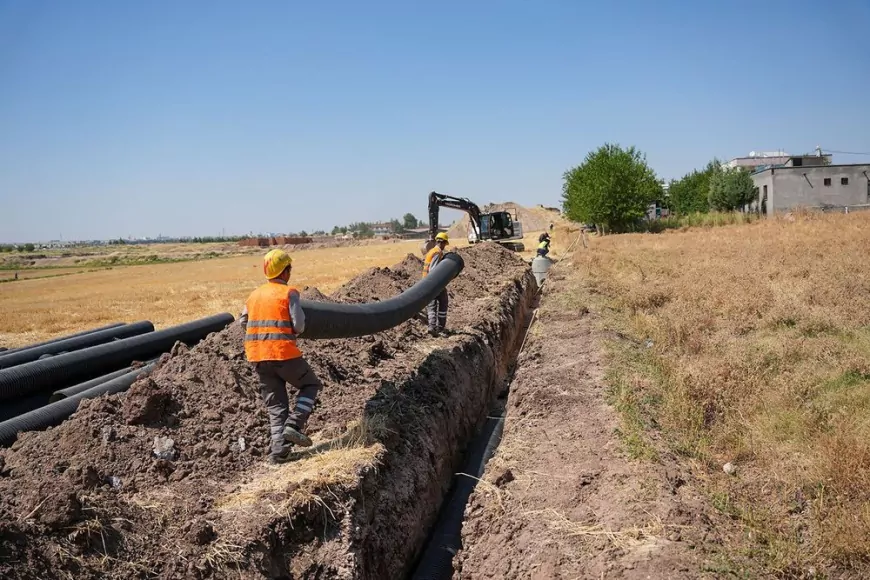 Diyarbakır Büyükşehir Belediyesi DİSKİ Bağıvar Mahallesi’nde 3 kilometrelik yeni kanalizasyon hattı inşa ediyor