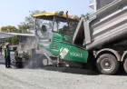 Hatay Büyükşehir Belediyesi Defne Akdeniz Mahallesi'nde 1600 Metrelik Beton Asfalt Çalışmasını Sürdürüyor