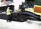 Hatay Büyükşehir Belediyesi Samandağ’da İtfaiye Caddesi’ni beton asfaltla yeniliyor