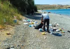 Van Büyükşehir Belediyesi Mollakasım sahilinde tonlarca atık toplayarak kıyı şeridini temizledi