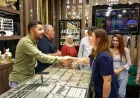 Diyarbakır Büyükşehir Belediyesi Eşbaşkanı Serra Bucak’tan silahlı saldırıya uğrayan kuyumcu esnafına dayanışma ziyareti