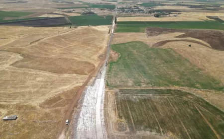 Şanlıurfa Büyükşehir Belediyesi Haliliye ve Siverek arasındaki 29 kilometrelik grup yolunu sıcak asfaltla yeniliyor