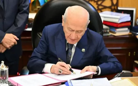 Milliyetçi Hareket Partisi Genel Başkanı Devlet Bahçeli, "Terörsüz Türkiye" vizyonuna ilişkin çerçeve yasa teklifini imzaladı