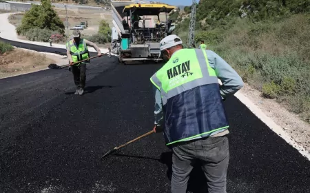 Hatay Büyükşehir Belediyesi Yayladağı Dusduru Mahallesi Bağlantı Yolunda Beton Asfalt Çalışmalarını Sürdürüyor